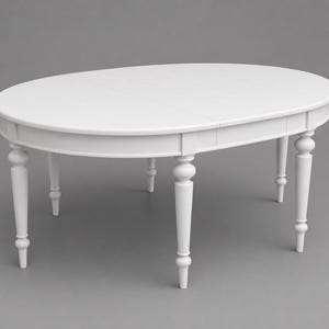 Puede incluir: Una mesa de comedor ovalada de color blanco sólido con una superficie lisa y cuatro patas torneadas con detalles decorativos redondeados. La mesa tiene un acabado limpio y una estructura de marco resistente, proporcionando una base estable.