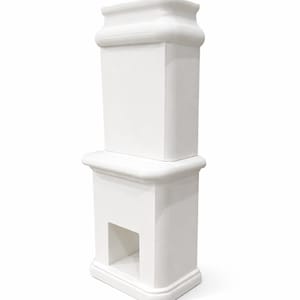 Può includere: Un caminetto decorativo bianco a due livelli. La sezione superiore è un blocco rettangolare con una parte superiore sagomata. La sezione inferiore ha un'apertura rettangolare e una base curva. Il caminetto è verniciato di bianco.