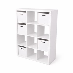 Può includere: Un mobile contenitore bianco a forma di cubo con nove scomparti aperti e quattro contenitori bianchi con maniglie nere. L'unità è realizzata in legno ed è progettata per organizzare e riporre oggetti. L'unità è su sfondo bianco.