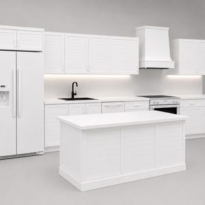 Könnte beinhalten: Eine moderne, ganz weiße Küche mit Kühlschrank, Schränken und einer Insel. Die Schränke haben ein Lamellendesign, und die Küche umfasst eine Dunstabzugshaube, einen Herd und ein Waschbecken. Das Gesamtdesign ist sauber und minimalistisch.