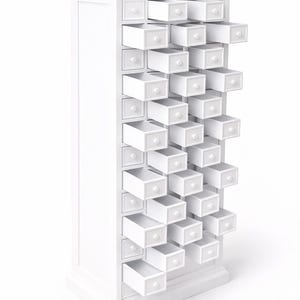 Op de afbeelding: Een hoge, witte kast met talrijke kleine lades, waarvan vele open zijn. De lades hebben kleine, ronde knoppen. De kast is helderwit en staat op een wit oppervlak.