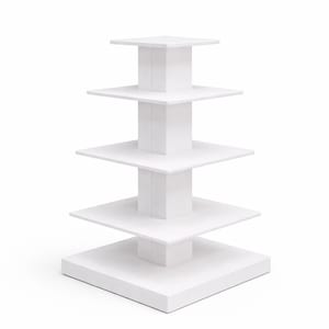 Op de afbeelding: Een witte, vierlaagse vierkante displaystandaard. De standaard heeft een stevige basis, een centrale steunkolom en vier steeds kleinere vierkante platforms. Het ontwerp is strak en modern.
