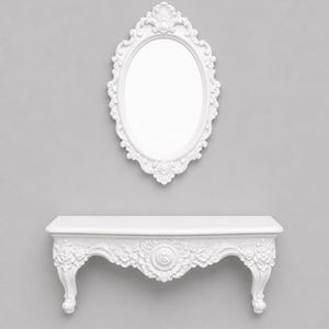 Op de afbeelding: Een witte ovale wandspiegel met een sierlijk, uitgesneden frame met bloem- en krulmotieven, gecombineerd met een bijpassende witte wandconsoleplank met ingewikkelde reliëfsnijwerken langs de voorrand en twee gebogen poten.