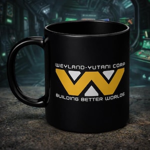 以下が含まれることがあります： 黒いセラミックマグカップ。テキスト「WEYLAND-YUTANI CORP」と、黄と白の企業ロゴが特徴です。マグカップには、ロゴの下に「BUILDING BETTER WORLDS」というテキストもあります。マグカップには黒いハンドルが付いています。