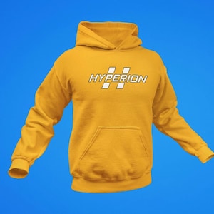 Puede incluir: Sudadera con capucha de color amarillo mostaza con la palabra "HYPERION" en letras blancas en el pecho. La sudadera tiene un bolsillo delantero y una capucha. El fondo es azul liso.