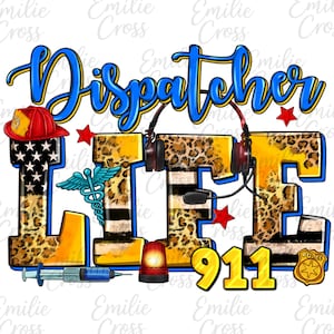 Puede incluir: Un diseño gráfico con la palabra "Dispatcher" en escritura azul sobre la palabra "LIFE" en un diseño amarillo y estampado de leopardo. La imagen incluye un casco de bombero, un caduceo médico, auriculares, una sirena, una jeringa, estrellas rojas, el número 911 y una placa de policía.