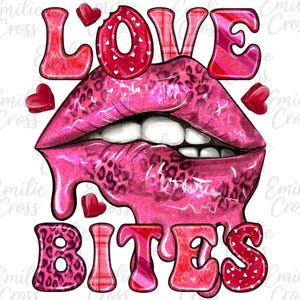 Puede incluir: Gráfico digital con labios rosas brillantes con diseño de leopardo. La palabra "LOVE" está encima de los labios y "BITES" debajo. Corazones rojos y elementos decorativos completan el diseño.