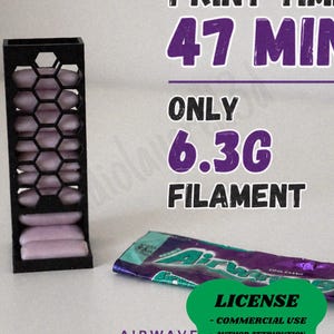 Puede incluir: Un soporte negro para chicles impreso en 3D con un diseño de panal, lleno de chicles rosas. La imagen también muestra un paquete de chicles Airwaves y texto que indica el tiempo de impresión y el uso de filamento.
