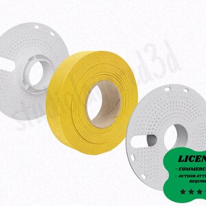 Może przedstawiać: Żółta szpula filamentu z białymi plastikowymi szpulami po obu stronach. Żółty filament jest zwinięty w kształt koła. Białe szpule mają perforowaną konstrukcję. Na zdjęciu znajduje się również zielona odznaka licencyjna.