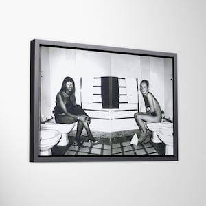 Può includere: Fotografia incorniciata in bianco e nero con due persone sedute su servizi igienici in un bagno. Il ritratto si concentra sui soggetti e sull'ambiente del bagno.