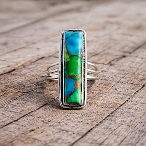 Anillo llamativo de plata de ley con turquesa pavo real grande, banda de gema azul verdosa estilo bohemio.