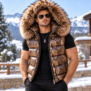 Gilet imbottito da uomo con stampa effetto pelle di serpente e cappuccio in pelliccia sintetica, giacca senza maniche, Herren Pufferweste