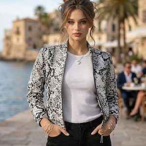 Könnte beinhalten: Ein Set aus drei Keramikbechern mit gesprenkelter, matter Oberfläche. Die Becher sind in Creme-, Hellgrau- und Dunkelgrautönen gehalten. Jeder Becher hat ein schlichtes, minimalistisches Design.