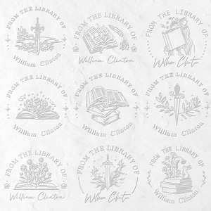 Op de afbeelding: Negen ronde boekenstempels met de tekst "FROM THE LIBRARY OF William Clinton" in een gebogen lettertype. Elke stempel heeft een andere illustratie, waaronder een zwaard, boeken, bloemen en een veer.