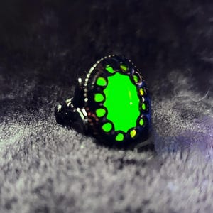 Uranium Glass Glowing Art Nouveau Yellow / Black Ring!!!