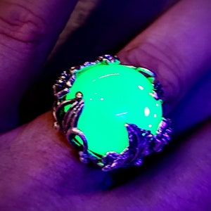 Uranium Glass Glowing Adjustable Opague Art Nouveau Ring!!!