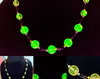 ¡Collar vintage redondo liso pulido al fuego de vidrio de uranio brillante de color amarillo!