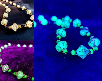 ¡Collar vintage de vidrio de uranio brillante, transparente/blanco, facetado, pulido al fuego y con remolinos!