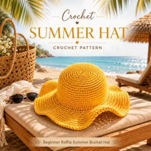 Könnte beinhalten: Ein leuchtend gelber Häkel-Anglerhut mit einer breiten, gewellten Krempe. Der Text auf dem Bild lautet: Crochet SUMMER HAT CROCHET PATTERN und Beginner Raffia Summer Bucket Hat. Der Hut liegt auf einer Holzoberfläche neben einer geflochtenen Tasche.