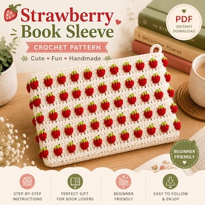 Könnte beinhalten: Eine cremefarbene, gehäkelte Bucheinbandhülle mit einem Muster aus roten Erdbeeren mit grünen Spitzen. Der Text auf dem Bild lautet "Strawberry Book Sleeve Crochet Pattern". Das Design wird als "Cute, Fun, Handmade" beschrieben.