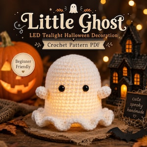 Könnte beinhalten: Eine weiße gehäkelte Geisterfigur mit schwarzen Augen, die von innen durch ein LED-Teelicht beleuchtet wird. Der Text Little Ghost LED Tealight Halloween Decoration Crochet Pattern PDF und Beginner Friendly steht darüber.