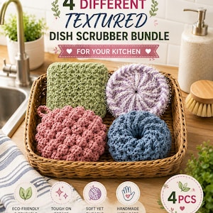 Peut inclure: Un ensemble de quatre éponges à vaisselle aux textures variées dans un panier tressé. Le lot comprend une éponge carrée vert sauge, une éponge ronde torsadée lavande et blanche, une éponge ronde rose poudré et une éponge bleue en forme de donut.