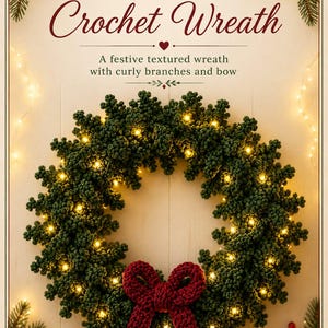 Può includere: Una ghirlanda all'uncinetto verde scuro con riccioli, piccole luci LED bianco caldo integrate e un fiocco all'uncinetto rosso scuro. Il testo Curly Crochet Wreath e A festive textured wreath with curly branches and bow è visibile.