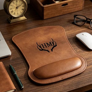 Alfombrilla de ratón de cuero personalizada, regalo personalizado para compañeros de trabajo, regalos de oficina, regalo para papá, alfombrilla de ratón con monograma de cumpleaños, regalo de boda, regalo para profesores, regalo para jefes.