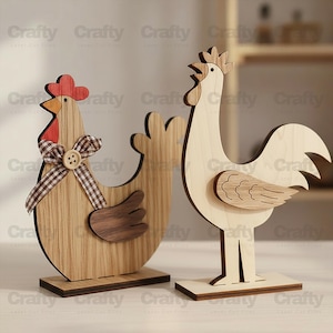 Peut inclure: Deux figurines en bois représentant une poule et un coq. La poule a une crête rouge, un nœud à carreaux marron et blanc et une aile marron foncé. Le coq a un corps brun clair et une aile marron foncé. Les deux sont sur des socles rectangulaires.