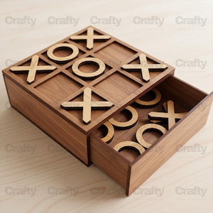 Può includere: Gioco del tris in legno con un cassetto scorrevole. Il tabellone e il cassetto sono in legno di media tonalità. I pezzi del gioco sono forme "X" e "O" in legno più chiaro. La parola "Crafty" è stampata sul lato della scatola.