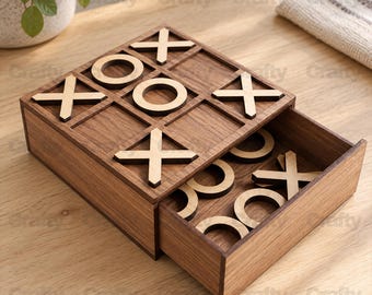 Könnte beinhalten: Ein Tic-Tac-Toe-Spielset aus Holz mit einem quadratischen Brett mit Gittermuster und einer ausziehbaren Schublade. Die Oberfläche des Bretts zeigt helle X- und O-Spielfiguren aus Holz, weitere Spielsteine befinden sich im Inneren.