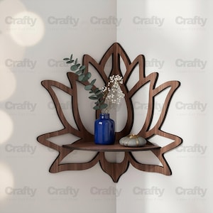 Könnte beinhalten: Ein hölzernes Regal in Form einer Lotusblume, das an einer weißen Wand befestigt ist. Das Regal enthält eine blaue Vase mit Grünzeug und einen kleinen dekorativen Stein. Das Wort "Crafty" wird mehrmals an der Wand wiederholt.