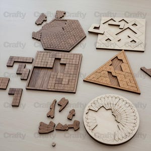 Puede incluir: Rompecabezas de madera en varias formas geométricas, incluyendo un hexágono, un cuadrado, un triángulo y un círculo. Los rompecabezas están hechos de madera marrón clara y oscura, con diseños intrincados. Algunas piezas están separadas.