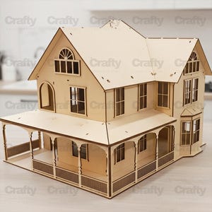 Peut inclure: Une maison de poupée en bois à deux étages avec un porche et des éléments architecturaux détaillés. La maison de poupée est en bois de couleur claire et possède de nombreuses fenêtres, un toit en pignon et une balustrade décorative. Le mot "Crafty" est imprimé sur l'image.