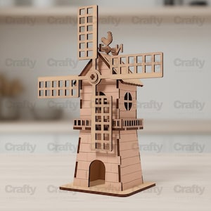 Puede incluir: Un modelo de molino de viento de madera con una veleta de gallo. El modelo presenta un diseño detallado con ventanas recortadas, un balcón y aspas giratorias. El molino de viento está hecho de madera marrón claro y se apoya sobre una base rectangular.
