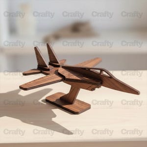 Puede incluir: Maqueta de avión de madera, con un diseño detallado que incluye alas, aletas de cola y cabina. El modelo está montado sobre un soporte, mostrando la artesanía. El color es marrón cálido.