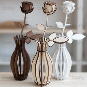 Puede incluir: Una taza de cerámica blanca con un asa negra y el texto "But First, Coffee" en negro en negrita. La taza está sobre una superficie blanca. La taza mide aproximadamente 10 cm de alto.