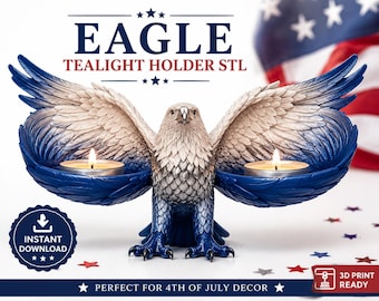 Könnte beinhalten: Ein Teelichthalter in Form eines Adlers mit ausgebreiteten Flügeln und weiß-blauen Federn. Der Adler hält zwei brennende Kerzen. Der Text lautet EAGLE TEALIGHT HOLDER STL, INSTANT DOWNLOAD und PERFECT FOR 4TH OF JULY DECOR.