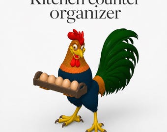 Könnte beinhalten: Ein Cartoon-Hahn mit rotem Kamm, orangefarbenen Halsfedern, dunkelblauem Körper und grünen Schwanzfedern, der ein braunes rechteckiges Tablett mit fünf hellbraunen Eiern hält. Der Text Kitchen counter organizer steht über dem Hahn.