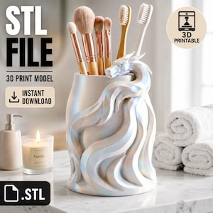Può includere: Un porta spazzole e pennelli a tema drago bianco perlescente. Il supporto presenta un design dettagliato del drago e il testo "STL FILE", "3D PRINT MODEL" e "INSTANT DOWNLOAD". L'immagine include anche un'icona stampabile in 3D.