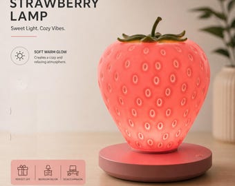 Könnte beinhalten: Eine erdbeerförmige Lampe mit sanftem rosa Leuchten, grünem Stielansatz und einem soliden, kreisförmigen rosa Sockel. Der Text auf dem Bild lautet: STRAWBERRY LAMP, Sweet Light. Cozy Vibes., SOFT WARM GLOW, PERFECT GIFT, BEDROOM DECOR, DESK COMPANION, DIGITAL DOWNLOAD.