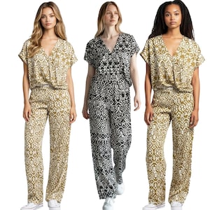 以下が含まれることがあります： Vネック、半袖、幾何学模様が繰り返される3着のジャンプスーツ。2着はオリーブグリーン地に白の模様、1着は黒地に白の模様です。どの服もゆったりとしたフィット感で、ストレートレッグのシルエットになっています。