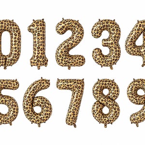 Può includere: Un set di dieci palloncini gonfiabili in alluminio a forma di numeri da zero a nove, ciascuno caratterizzato da un motivo leopardato marrone e nero su sfondo marrone chiaro, disposti su due file contro uno sfondo bianco.