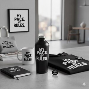 Puede incluir: Colecci&oacute;n de art&iacute;culos en blanco y negro con el texto "MY PACE. MY RULES.", que incluye un marco, un bolso de mano, una taza, una botella de agua, un cuaderno, una camiseta y un bot&oacute;n. Los art&iacute;culos est&aacute;n dispuestos sobre una superficie clara.