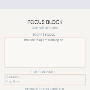 Könnte beinhalten: Eine hellbeige Planerseite mit den Worten "FOCUS BLOCK" oben, gefolgt von "One task at a time." und "TODAY'S FOCUS". Darunter befindet sich ein Feld für den Fokus des Tages und ein Abschnitt für Start- und Stoppzeiten.