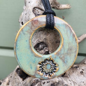Stort runt halsband i keramik.