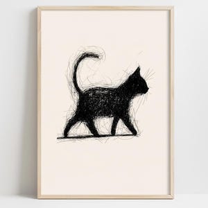 Könnte beinhalten: Ein gerahmter Kunstdruck mit einer schwarzen Katzen-Silhouette. Die Katze wird in einer Laufpose dargestellt, die mit einem gekritzelten, strukturierten Effekt erstellt wurde. Das Kunstwerk ist vor einem cremefarbenen Hintergrund in hellem Holz gerahmt.