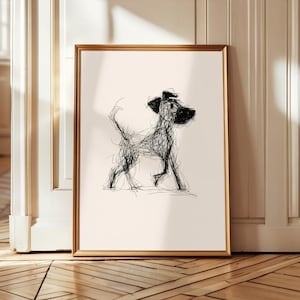 Puede incluir: Una impresión artística enmarcada que presenta un dibujo garabateado en blanco y negro de un perro. El perro está representado en una pose caminando con un sombrero. La obra de arte está enmarcada en un marco dorado.