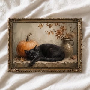 Peut inclure: Une peinture à l'huile encadrée représentant un chat noir endormi sur une surface à côté d'une grosse citrouille orange et d'un pichet en céramique rempli de feuilles d'automne séchées. Le cadre doré orné entoure la scène aux tons chauds.