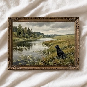 Puede incluir: Pintura enmarcada de un paisaje con un Labrador negro junto a un río. La obra de arte representa una escena serena con un cielo nublado, árboles y nenúfares. El marco es ornamentado con un acabado dorado.